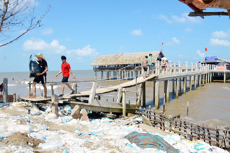 Người dân dọc theo các xã ven biển Thạnh Phú chủ động chống sạt lở bằng cách tạm thời là dùng các bao cát để chắn sóng, giữ bờ. Ảnh: Cẩm Trúc
