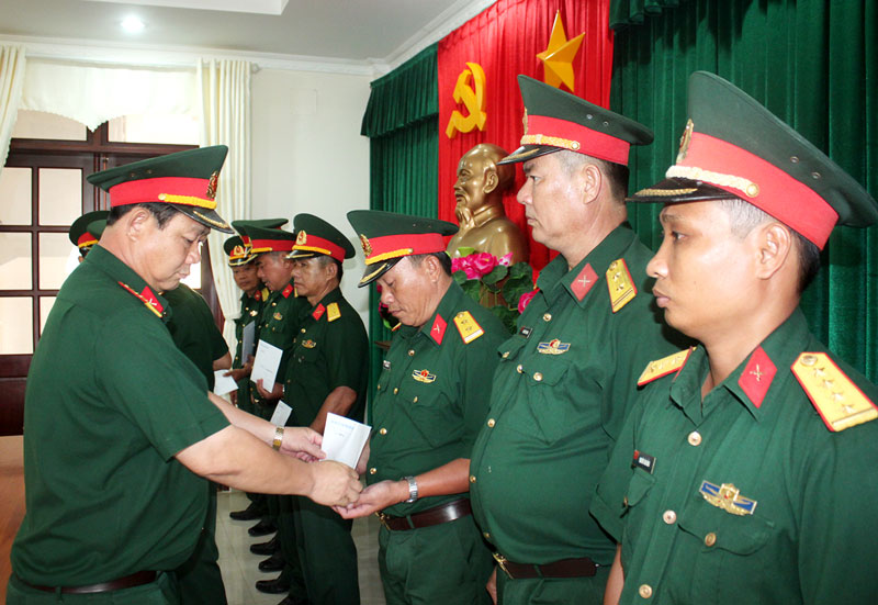 Lãnh đạo Bộ Chỉ huy Quân sự tỉnh trao các quyết định nghỉ hưu, nâng lương, bổ nhiệm và điều động sĩ quan. Ảnh: Đặng Thạch