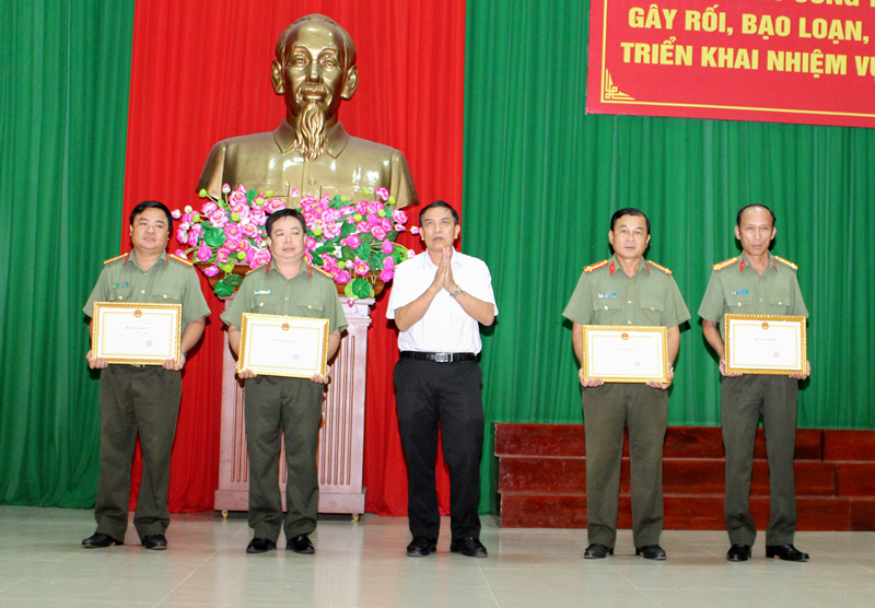 Chủ tịch UBND tỉnh Cao Văn Trọng trao bằng khen cho tập thể, cá nhân. Ảnh: Đ.Chính