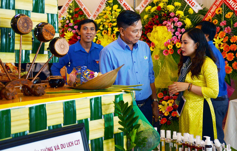 Ông Cù Văn Thành - Giám đốc Công ty TNHH Chế biến dừa Lương Quới gặp gỡ các doanh nghiệp khởi nghiệp với mỹ phẩm từ dừa.