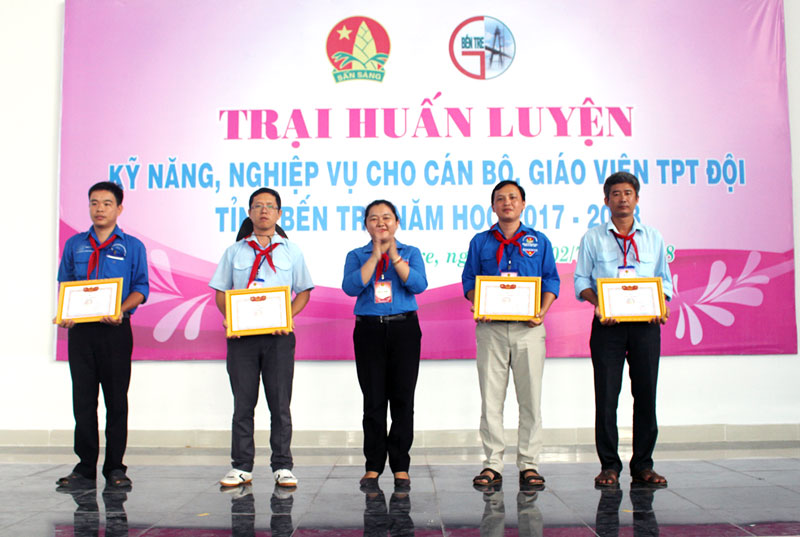 Tặng Giấy  khen cho trại sinh có thành tích xuất sắc tham gia trại huấn luyện.