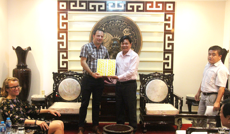 Lãnh đạo tỉnh tiếp Đoàn cán bộ Ủy ban Y tế Hà Lan Phó chủ tịch UBND tỉnh Nguyễn Hữu Lập tặng quà lưu niệm cho ông Guus Paderooper Joop. Ảnh: Hoa Tranh