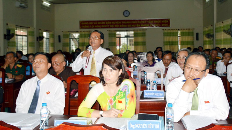 Kỳ họp thứ 7, HĐND huyện Thạnh Phú khóa XI thông qua 13 nghị quyết Đại biểu chất vấn tại kỳ họp. Ảnh: Cẩm Trúc
