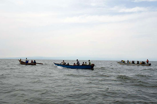 Khoảng 20 người đã mất tích sau khi một tàu chở 90 hành khách bị lật tại vùng biển sâu ngoài khơi hòn đảo du lịch Phuket của Thái Lan. Ảnh: worldbulletin.net