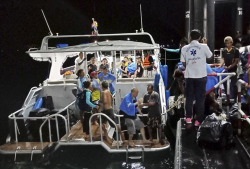 Lực lượng cứu nạn đã cứu được 51 người trong vụ chìm tàu chở khách du lịch ở đảo Phuket của Thái Lan. Ảnh: AP