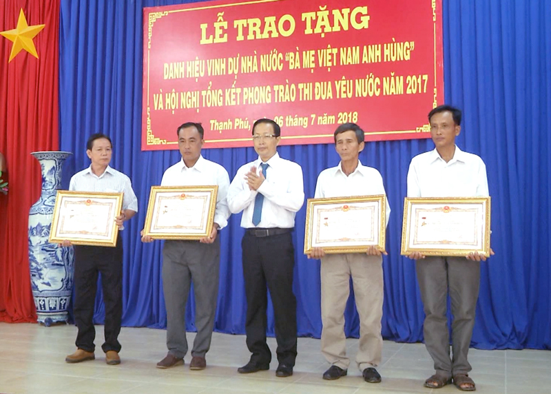 Thạnh Phú: trao tặng danh hiệu bà mẹ Việt Nam anh hùng và Hội nghị tổng kết phong trào thi đua yêu nước năm 2017 Bí thư Huyện ủy Nguyễn Trúc Sơn trao tặng danh hiệu mẹ Việt Nam anh hùng. Ảnh: Lê Chẳn