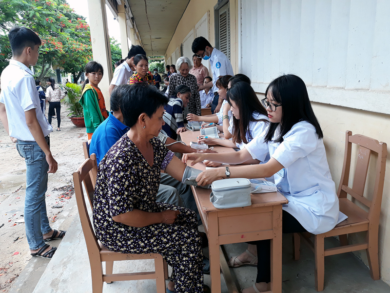 Các sinh viên tình nguyện Khoa Điều dưỡng - Kỹ thuật y học khám tầm soát cho người dân xã Thừa Đức, huyện Bình Đại.