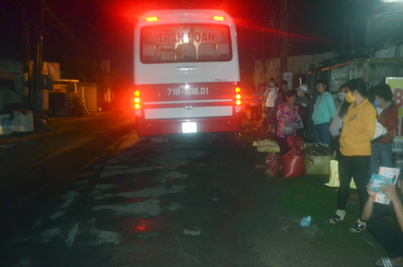 Tai nạn xe ô tô khách làm 1 người tử vong Nhiều hành khách đi trên xe ô tô hốt hoảng và nhanh chóng xuống xe.