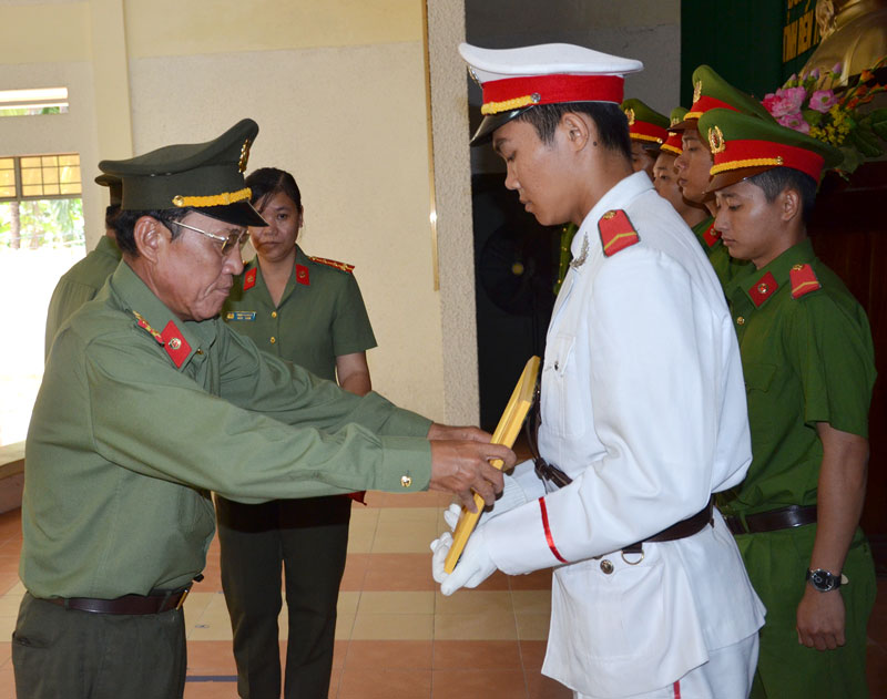 Đại tá Võ Thành Đồng - Phó giám đốc Công an tỉnh trao giấy khen cho các chiến sĩ. Ảnh: T. Bảo