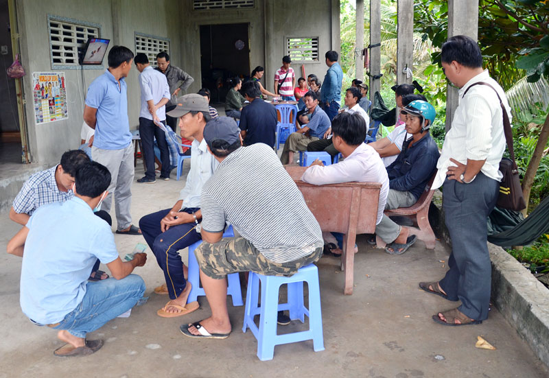 Cảnh sát hình sự phối hợp với Công an huyện Thạnh Phú bắt quả tang một tụ điểm đá gà qua mạng internet.