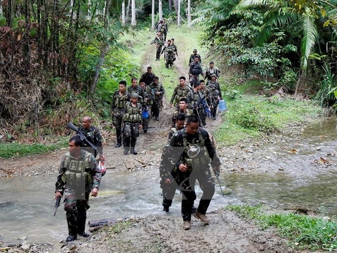 Binh sĩ Philippines tuần tra tại thị trấn Ibanga thuộc đảo Bohol. (Nguồn: EPA/TTXVN)