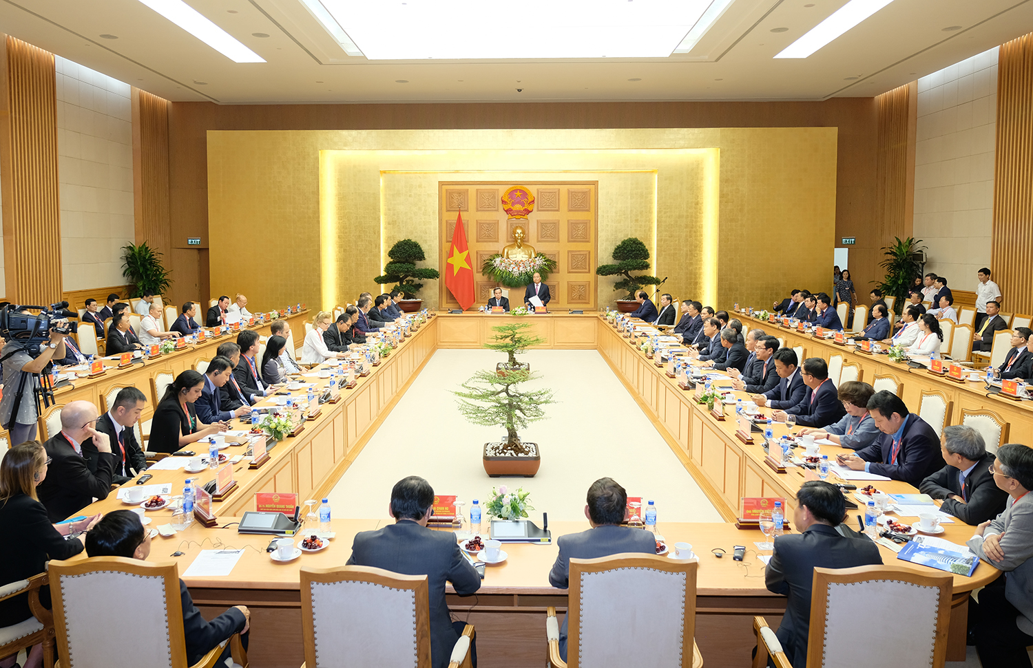 Thủ tướng Nguyễn Xuân Phúc gặp mặt, làm việc với lãnh đạo các tập đoàn, diễn giả của Diễn đàn cấp cao “Tầm nhìn và chiến lược phát triển đột phá trong bối cảnh cuộc cách mạng công nghiệp lần thứ 4”.