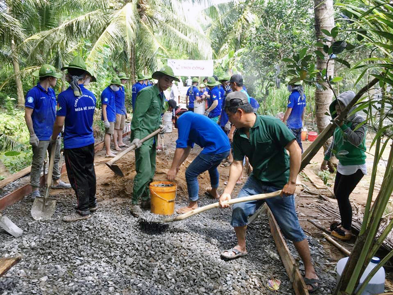 Chiến sĩ Trường Đại học Bách Khoa TP. Hồ Chí Minh thực hiện bê-tông tuyến lộ ấp Hưng Nhơn, xã Hưng Khánh Trung A.  Ảnh: Huyện Đoàn MCB