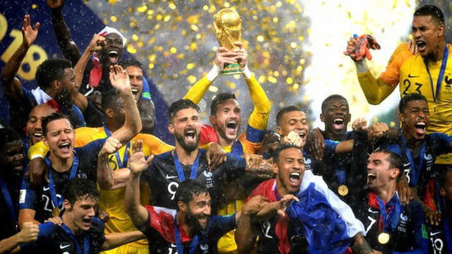 Đội tuyển Pháp sung sướng với cúp vàng. Ảnh: Reuters