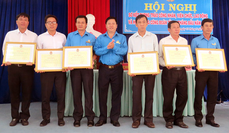 Công đoàn hoạt động phải hướng đến đoàn viên, người lao động Chủ tịch Liên đoàn Lao động tỉnh Phan Song Toàn trao bằng khen của Tổng Liên đoàn Lao động Việt Nam cho các tập thể có thành tích xuất sắc trong phong trào thi đua lao động giỏi và xây dựng tổ chức công đoàn vững mạnh năm 2017.