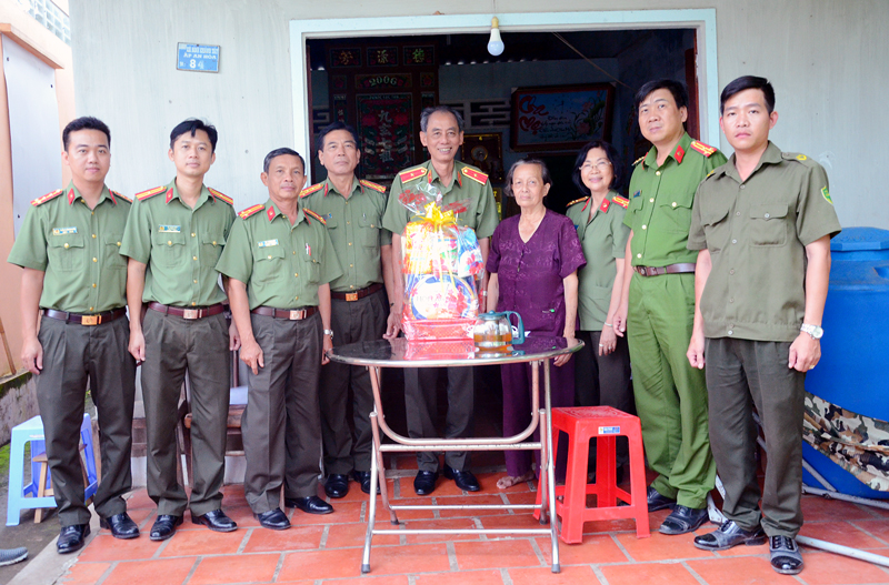 Thiếu tướng Nguyễn Văn Hoàng - Giám đốc Công an tỉnh tặng quà cho bà Đỗ Thị Phú, ngụ An Hòa, Bình Khánh Tây, Mỏ Cày Nam. Ảnh: Minh Thơ