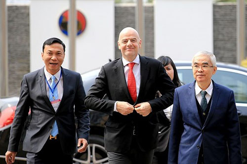 Ông Trần Quốc Tuấn (trái) đón tiếp Chủ tịch FIFA Gianni Infantino tại Hà Nội.