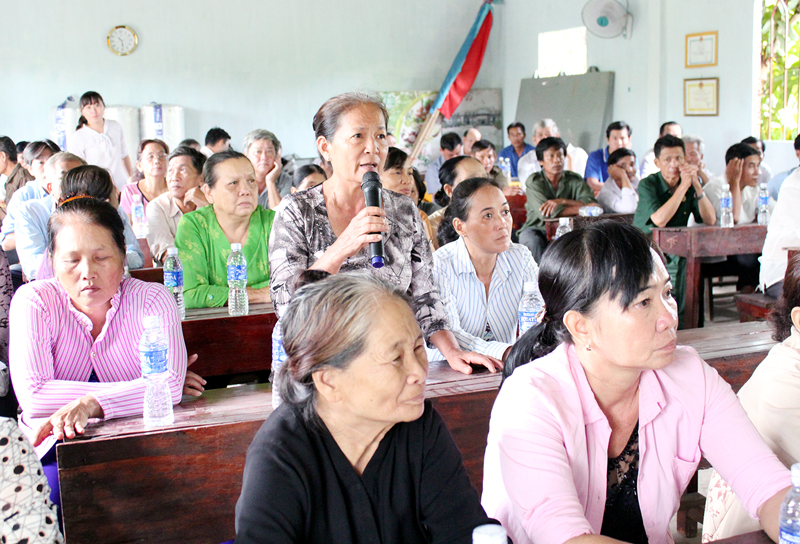 Người dân góp ý hoàn thành xây dựng hố xí hợp vệ sinh. Ảnh: Cao Khiết