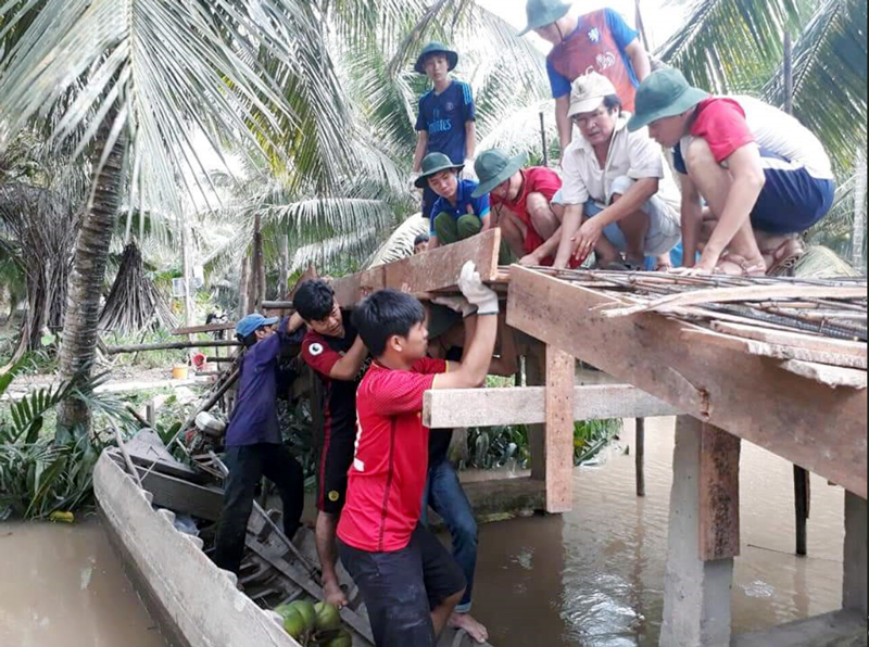 Sinh viên Trường Đại học Cảnh sát Nhân dân hỗ trợ xây cầu tại xã Hưng Nhượng. Ảnh: Diệu Hiền