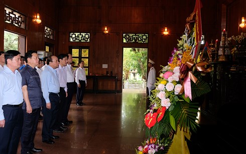 Thủ tướng dâng hương tại Khu Di tích Kim Liên và Truông Bồn