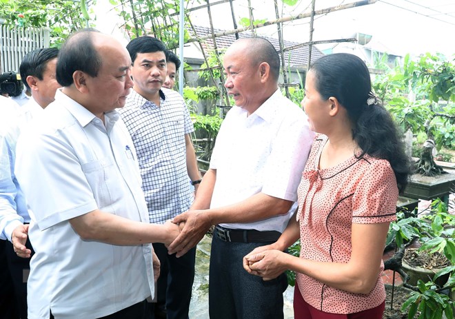 Thủ tướng Nguyễn Xuân Phúc thăm và tặng quà gia đình ông Mai Đình Đoàn tại thôn Châu Nội, xã Tùng Ảnh, huyện Đức Thọ, tỉnh Hà Tĩnh. (Ảnh: Thống Nhất/TTXVN)