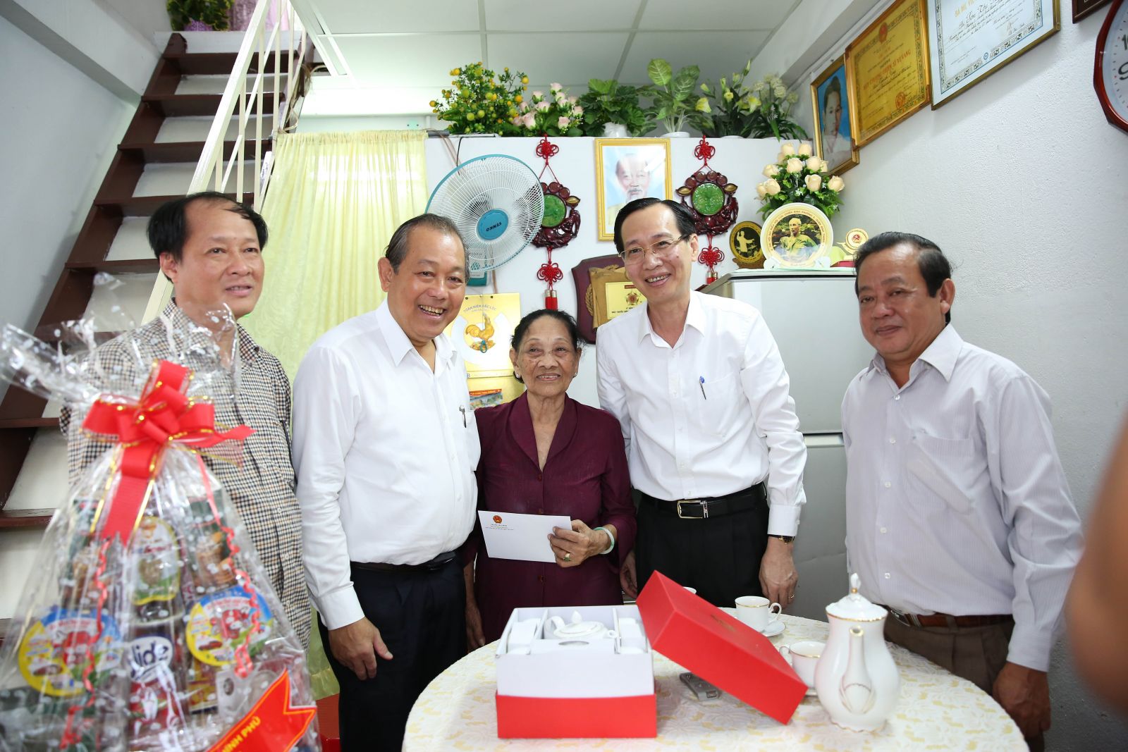 Bảo đảm tất cả người có công được hưởng đầy đủ chính sách Phó thủ tướng thăm Mẹ Việt Nam anh hùng Sơn Thị Kỷ. Ảnh: VGP/Lê Sơn