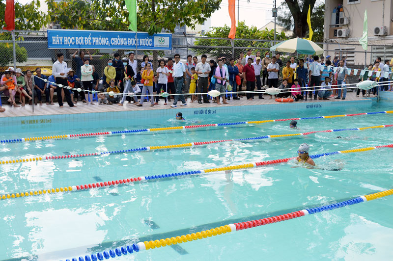 Hơn 100 em thiếu nhi tham gia Giải bơi phổ cập năm 2018 Các em thiếu nhi đang thi đấu tại Giải bơi phổ cập 2018. Ảnh: A. Nguyệt