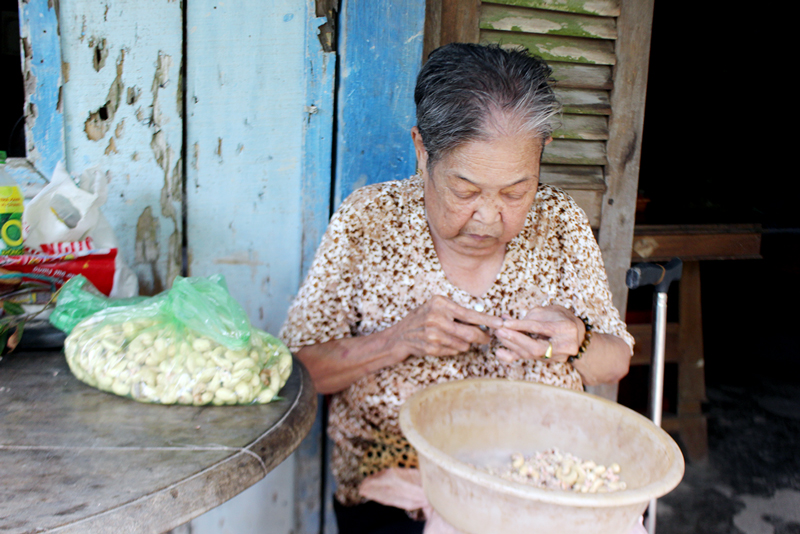 Bà Lương Thị Bé rất mong muốn được nhận bồn chứa nước. Ảnh: H. Đức