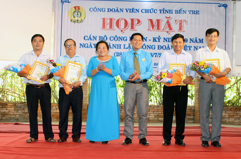 Họp mặt kỷ niệm 89 năm Ngày thành lập Công đoàn Việt Nam Trao giải thưởng cho các Chủ tịch CĐCS. Ảnh: H. Đức