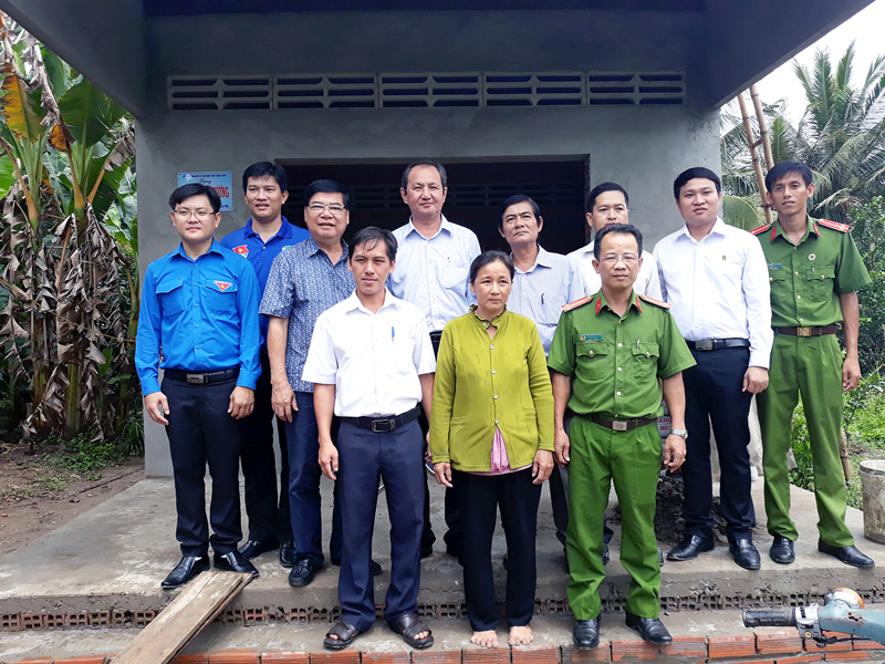 Các đại biểu đến tham quan, chúc mừng hộ bà Đỗ Thị Ho ở ấp Phú Thành, xã Quới Thành được nhận nhà tình thương.