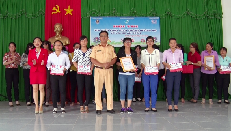 Phụ nữ tìm hiểu luật giao thông đường bộ Ảnh: Minh Tú