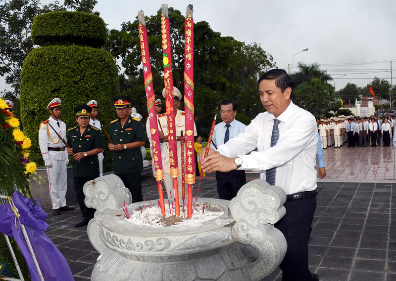 Chủ tịch UBND tỉnh Cao Văn Trọng thắp hương anh hùng liệt sĩ.