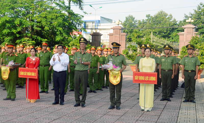 Phó chủ tịch UBND tỉnh Trương Duy Hải và Thiếu tướng Nguyễn Văn Hoàng - Giám đốc Công an tỉnh trao cờ lưu niệm và tặng hoa cho các đội tham gia. Ảnh: Quang Duy