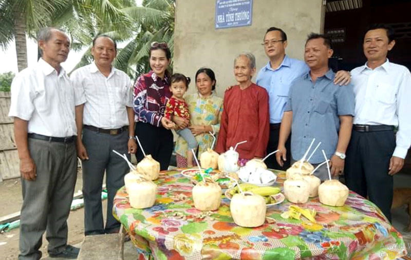 Bình Đại quan tâm thực hiện các chương trình an sinh xã hội Trao nhà tình thương cho hộ nghèo tại xã Vang Quới Đông.