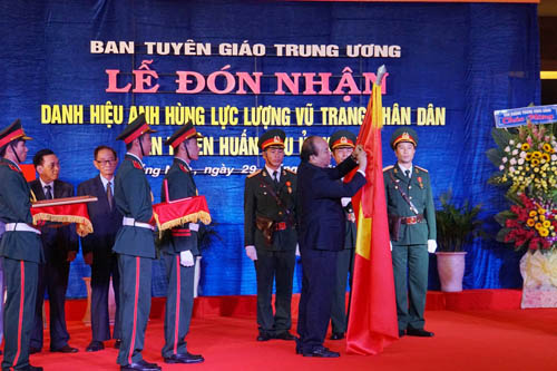 Ban Tuyên huấn Khu ủy Khu V đón nhận danh hiệu Anh hùng Thay mặt lãnh đạo Đảng và Nhà nước, Thủ tướng Chính phủ Nguyễn Xuân Phúc trao danh hiệu "Anh hùng Lực lượng vũ trang nhân dân" cho Ban Tuyên huấn Khu ủy Khu V. Ảnh: VGP/Thế Phong