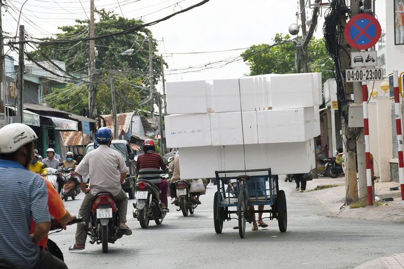 Tập trung các giải pháp kéo giảm tai nạn giao thông Xe chở cồng kềnh như thế này rất dễ xảy ra tai nạn giao thông. Ảnh: T.Huyền