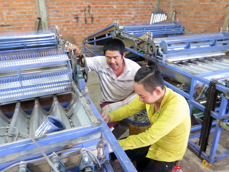 Xưởng cơ khí dạy nghề miễn phí “3 trong 1” Anh Liêm đang hướng dẫn học trò sửa máy xe chỉ xơ dừa.