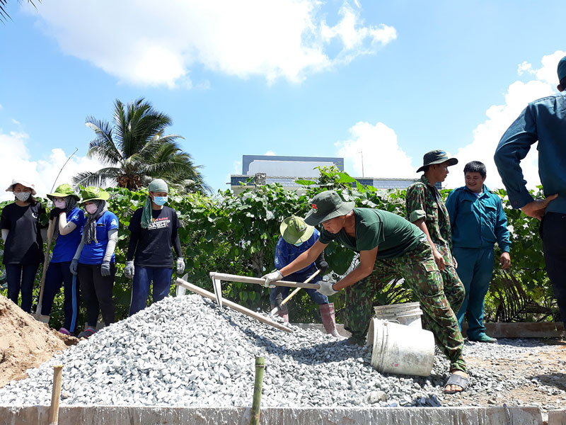 “Hành quân xanh” về với cộng đồng Đội hình Hành quân xanh Bộ Chỉ huy Quân sự tỉnh thi công đường giao thông nông thôn ở ấp Phú Thới, xã Tân Thiềng, huyện Chợ Lách.