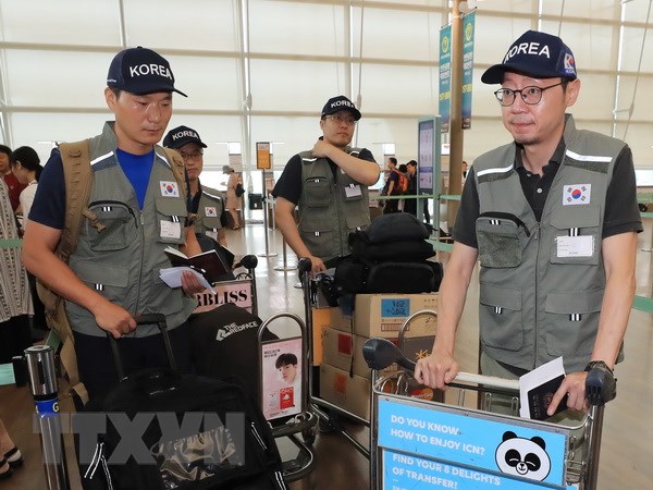 Đội cứu trợ thảm họa Hàn Quốc tại sân bay Incheon trước khi lên đường tới Lào ngày 26-7-2018. (Ảnh: EPA/TTXVN)