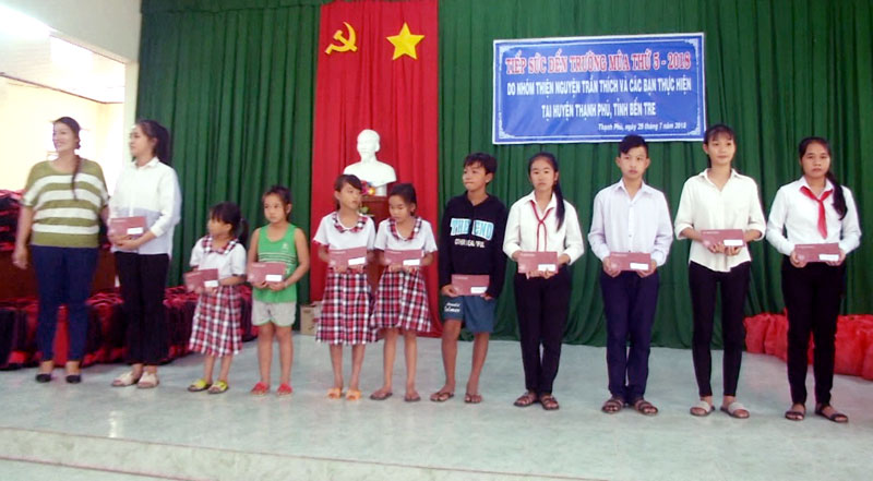 Trao học bổng cho học sinh nghèo. Ảnh: Lê Chẳn