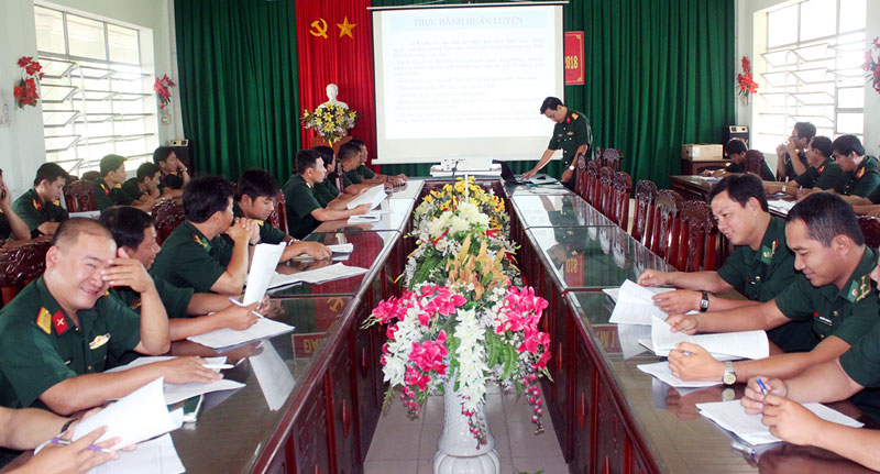 Tọa đàm cán bộ sĩ quan trẻ năm 2018 Cán bộ trẻ các đơn vị trình bày tham gia tham luận tại buổi tọa đàm. Ảnh: Đặng Thạch