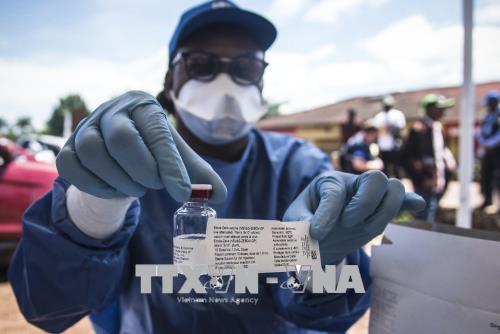 Nhân viên y tế chuẩn bị vaccine Ebola để tiêm cho người dân tại Mbandaka, CHDC Congo ngày 21-5-2018. Ảnh: EPA-EFE/TTXVN