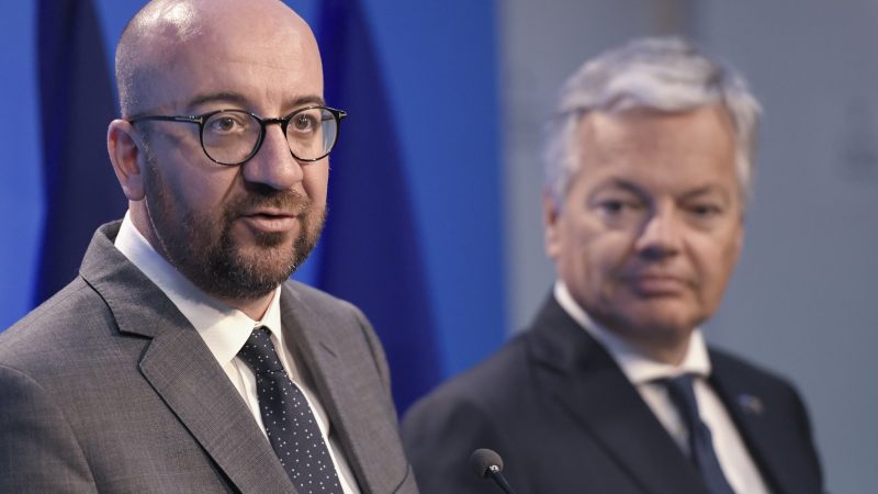 Thủ tướng Bỉ Charles Michel (trái) và Ngoại trưởng Bỉ Didier Reynders trong một cuộc họp báo tại Hội nghị thượng đỉnh NATO tại Brussels, Bỉ, ngày 12-7-2018. Ảnh: euractiv.com