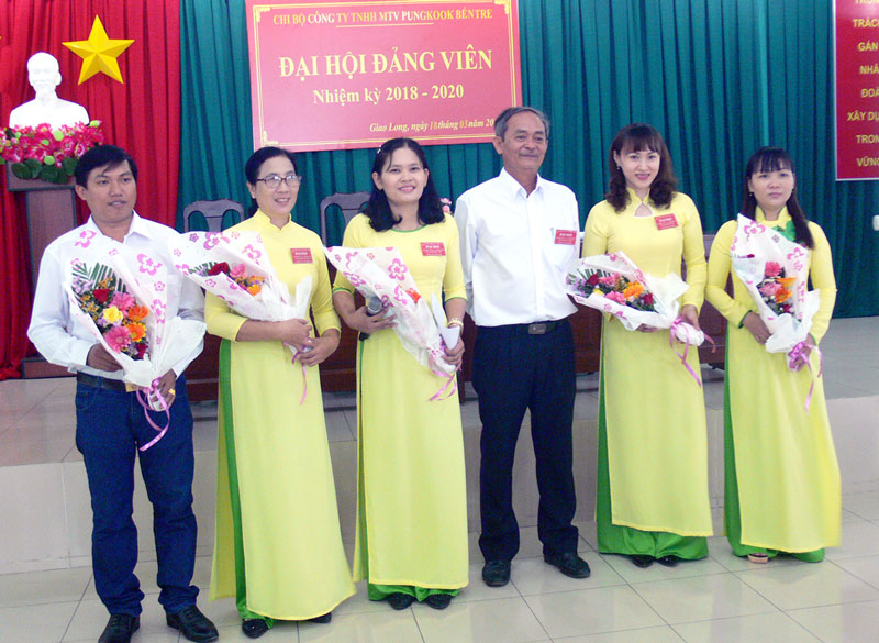 Bí thư Đảng ủy các Khu công nghiệp Đoàn Viết Hồng trao hoa chúc mừng thành lập chi bộ mới.