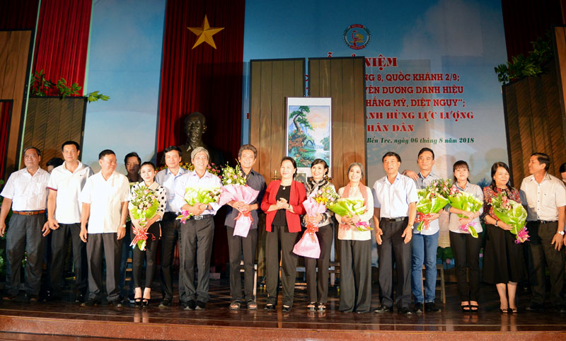 Biểu diễn nghệ thuật kỷ niệm 50 năm Bến Tre “Anh dũng Đồng khởi, thắng Mỹ, diệt ngụy” Lãnh đạo trung ương và tỉnh Bến Tre tặng hoa cho các nghệ sĩ Nhà hát Trần Hữu Trang. Ảnh: A. Nguyệt