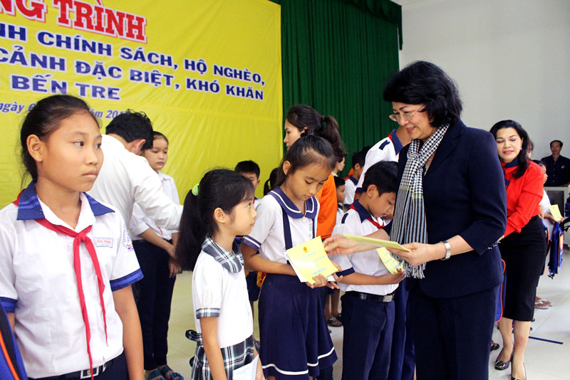 Trao quà cho học sinh có hoàn cảnh đặc biệt, khó khăn hai huyện Giồng Trôm và Ba Tri.