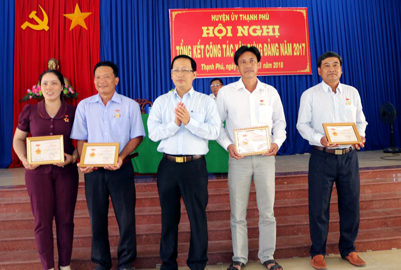 Bí thư Huyện ủy Nguyễn Trúc Sơn trao giấy khen cho các tổ chức, cá nhân điển hình trong công tác xây dựng Đảng. Ảnh:  Đức Lợi