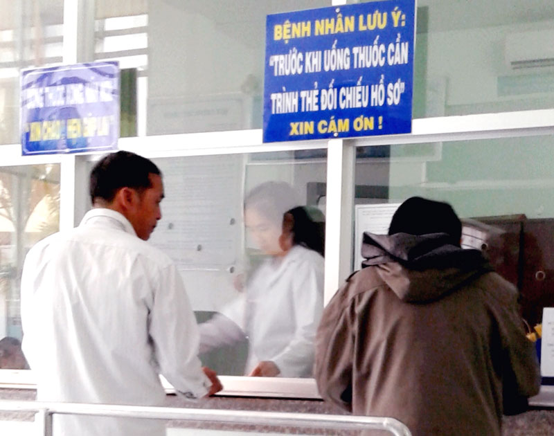 Người cai nghiện ma túy uống Methadone. Ảnh: H. Đức