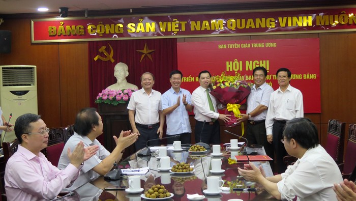 Lãnh đạo Ban Tuyên giáo Trung ương, Ban Tổ chức Trung ương chúc mừng đồng chí Lê Mạnh Hùng.
