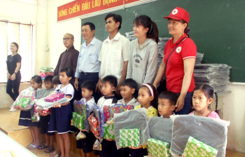 Trao học phẩm cho học sinh ở xã Tân Phong.